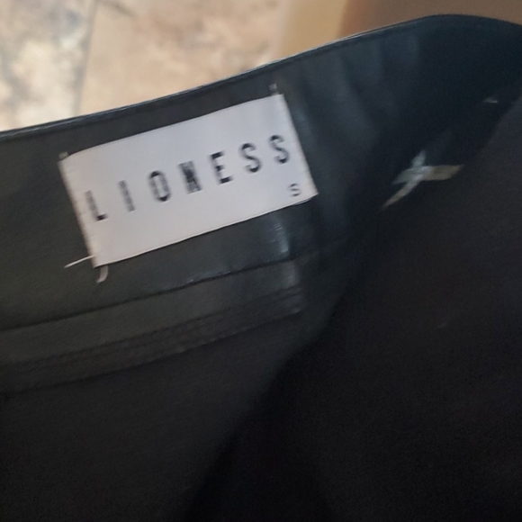 Pleather mini skirt with side slit - Picture 5 of 5